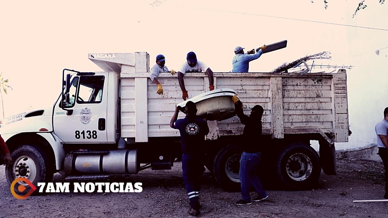 Realiza Ayuntamiento de Manzanillo descacharrización en colonias del Valle de Las Garzas