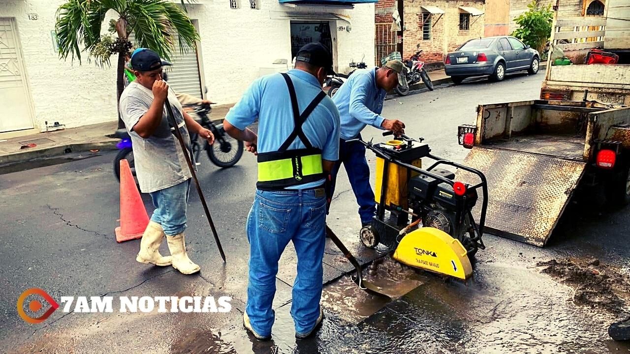 En atención a un reporte en redes sociales, CIAPACOV realiza reparación de fuga de agua en el Centro de Colima
