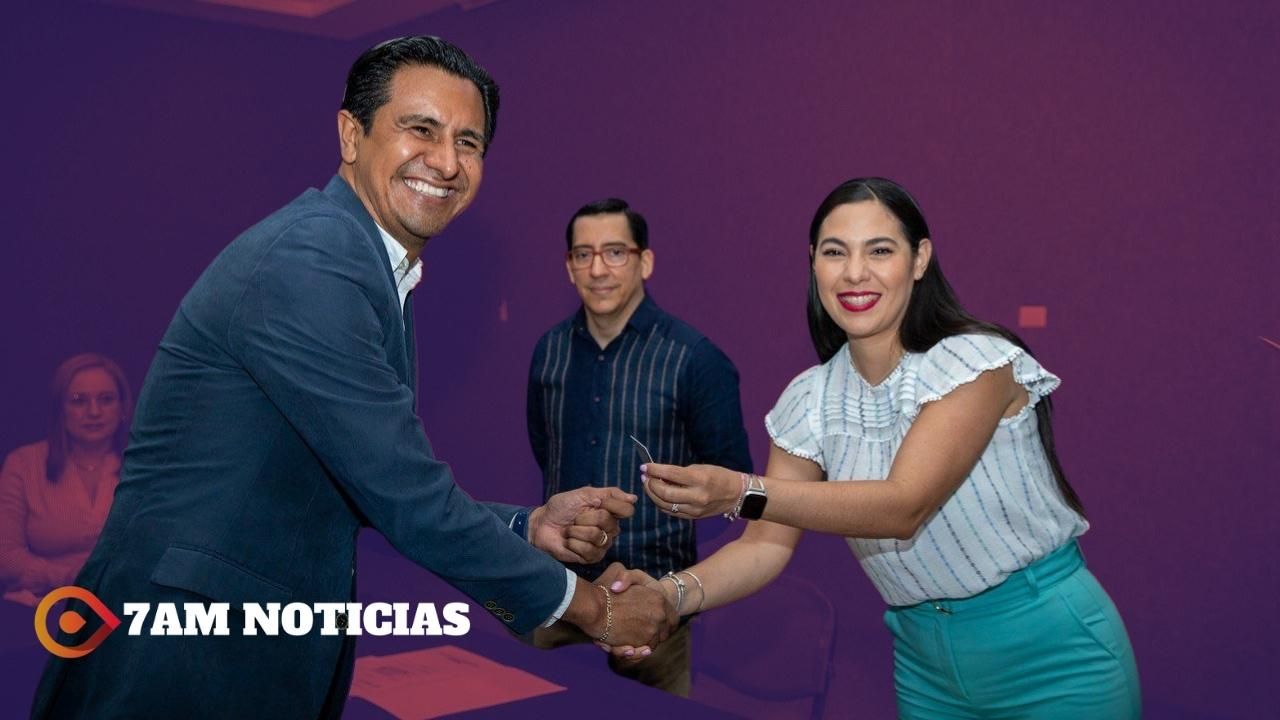 Gobernadora entrega identificaciones a notarias y notarios públicos de Colima