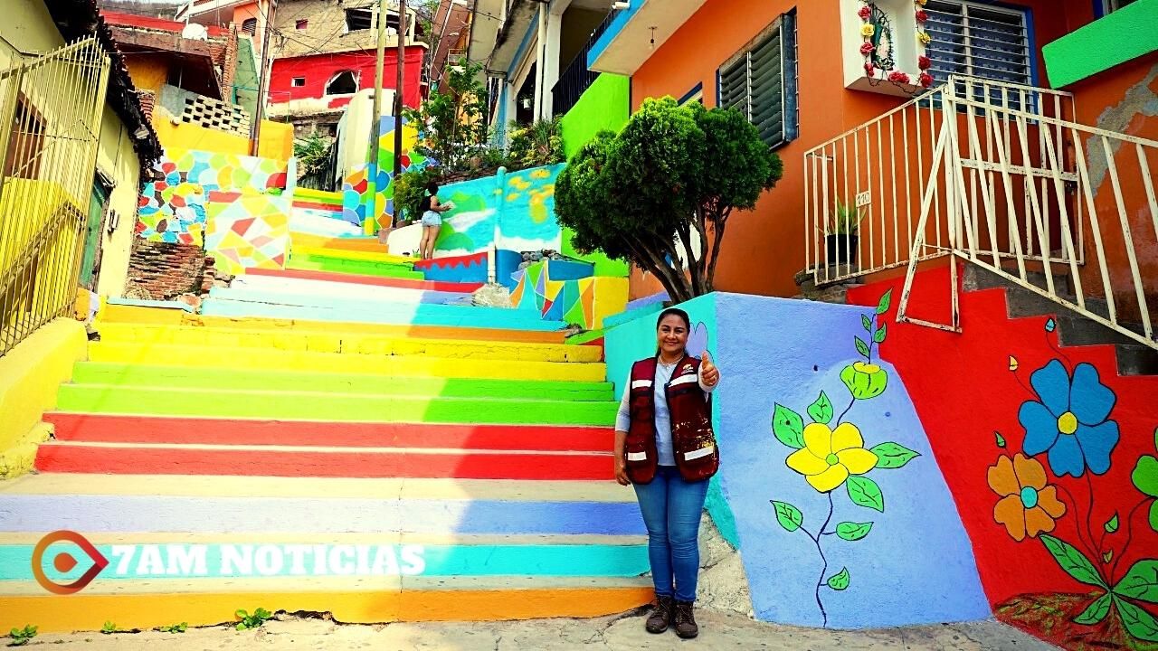 Ayuntamiento pintó fachadas del Sector 3 del centro de Manzanillo, participó la alcaldesa