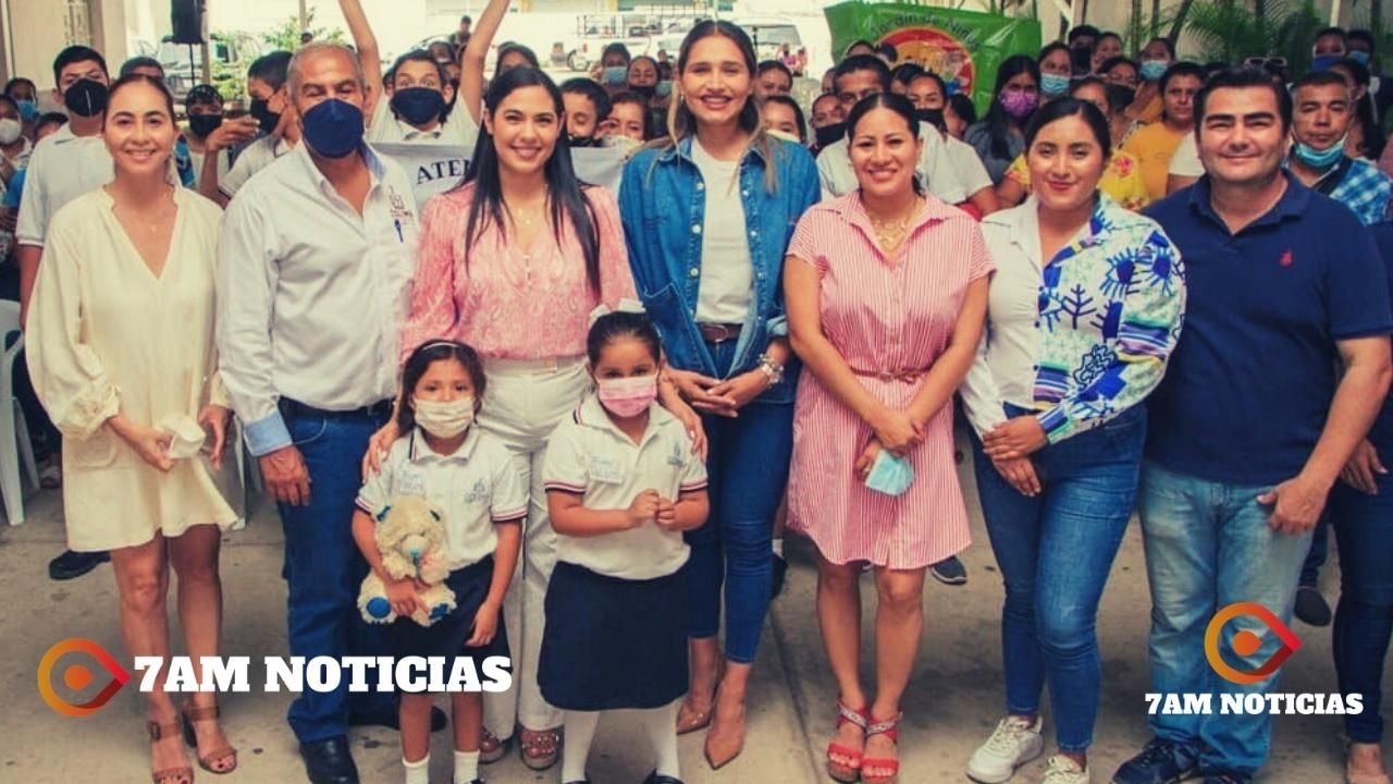 Indira Vizcaíno asiste a entrega de tarjetas del programa ‘La Escuela Es Nuestra’ a planteles de Manzanillo