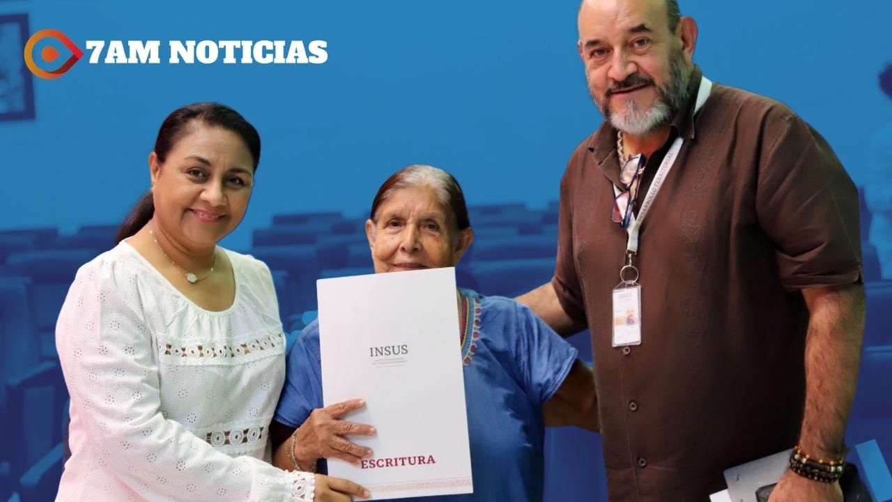 Entrega Griselda Martínez y el INSUS, escrituras a 35 familias de Manzanillo