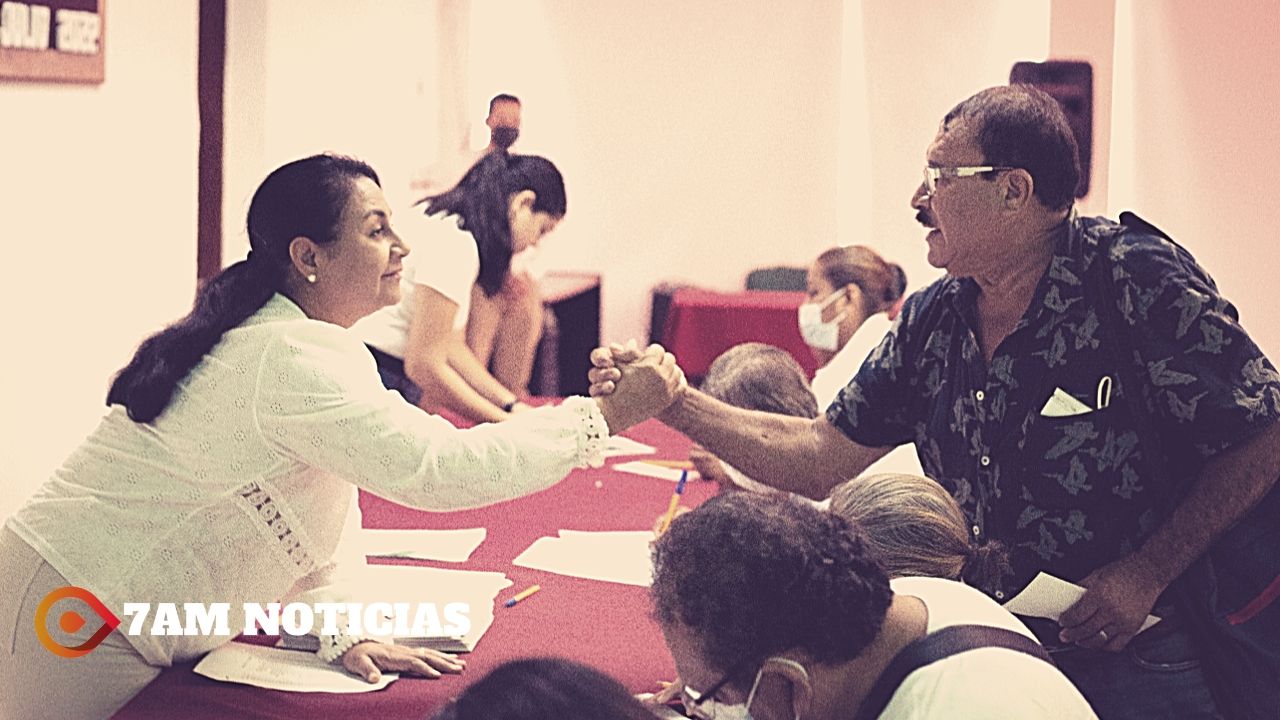 Entrega presidenta de Manzanillo apoyos económicos para 30 familias necesitadas