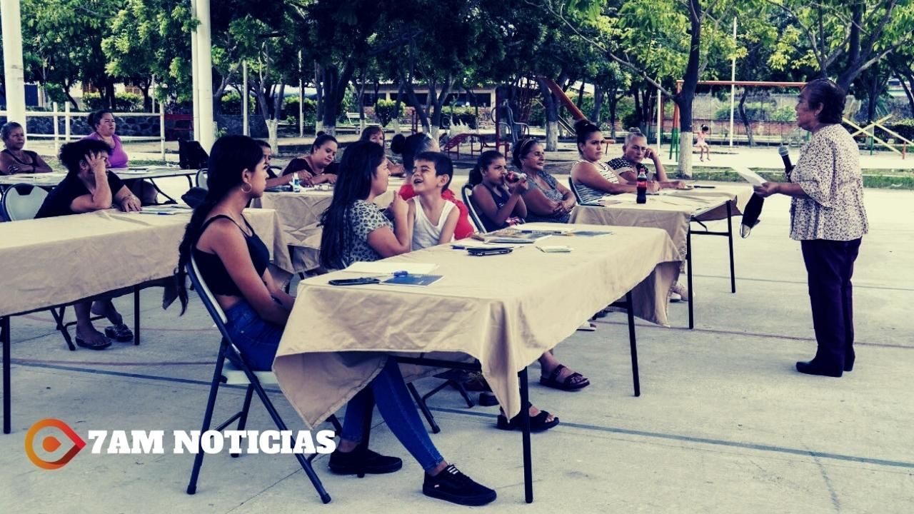 Ayuntamiento de Manzanillo capacita a personas para confeccionar ropa