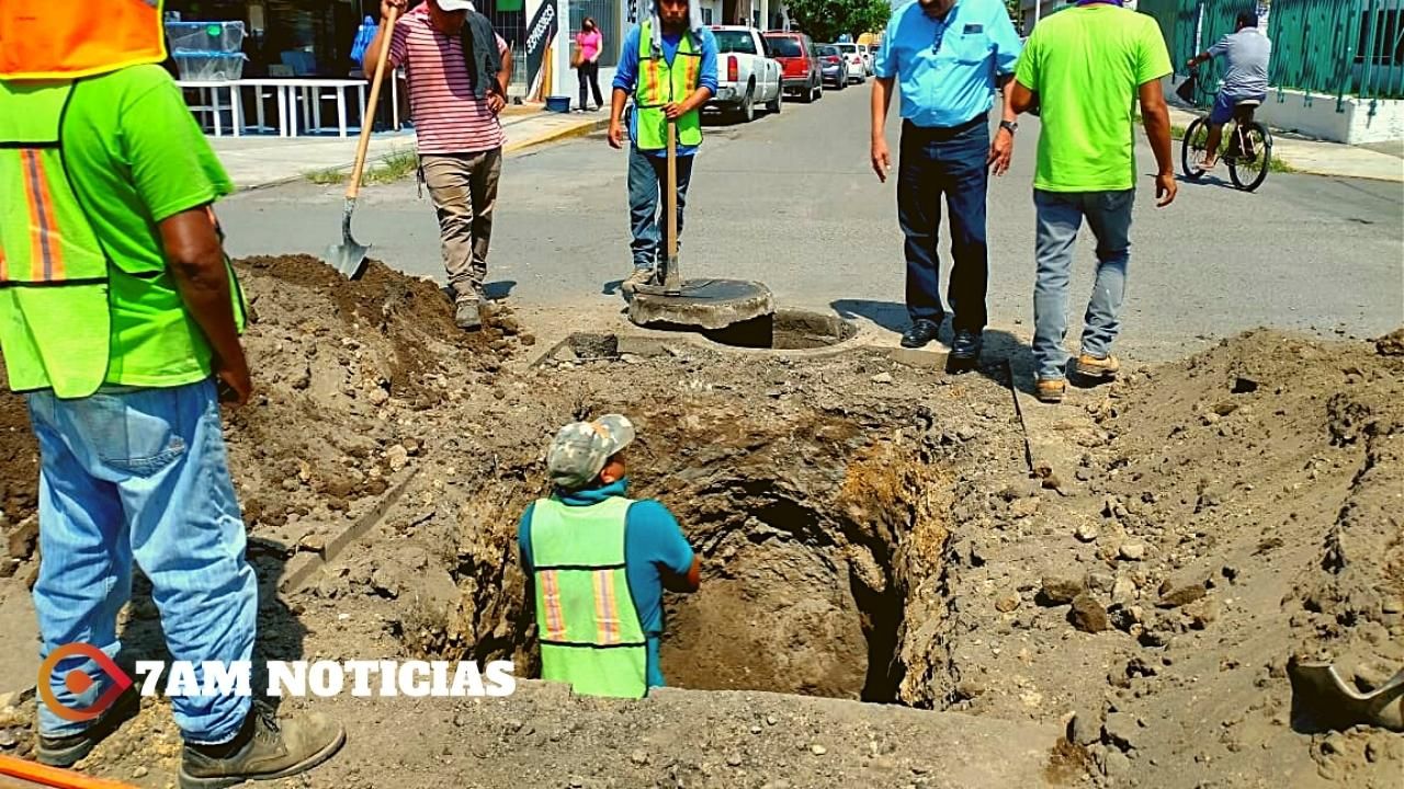COMAPAT repara hundimiento de la cinta asfáltica en la esquina de Abasolo y Matamoros