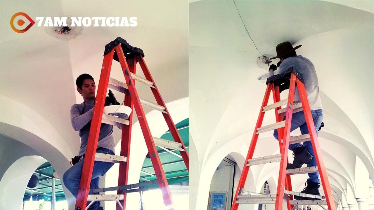 Da Ayuntamiento de Manzanillo mantenimiento al sistema de iluminación de los portales del Centro