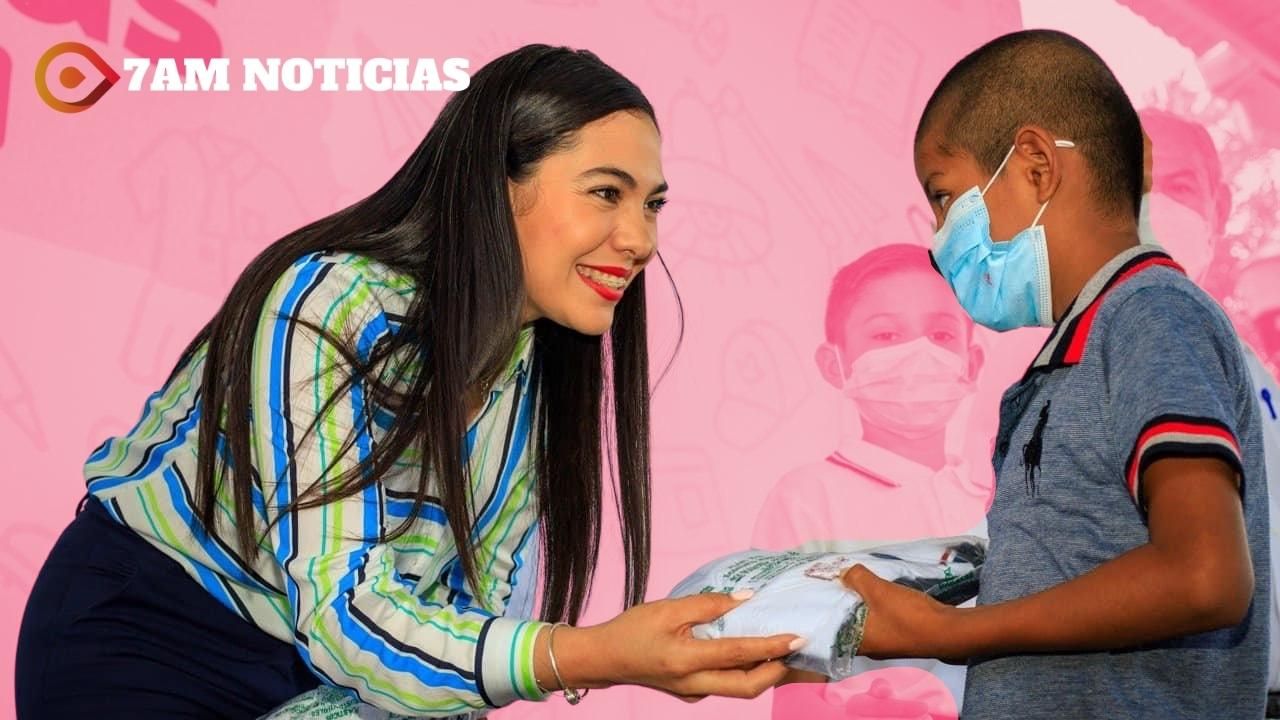 En Tecomán, Indira inició entrega de más de 118 mil uniformes gratuitos a estudiantes de preescolar, primaria y secundaria de Colima