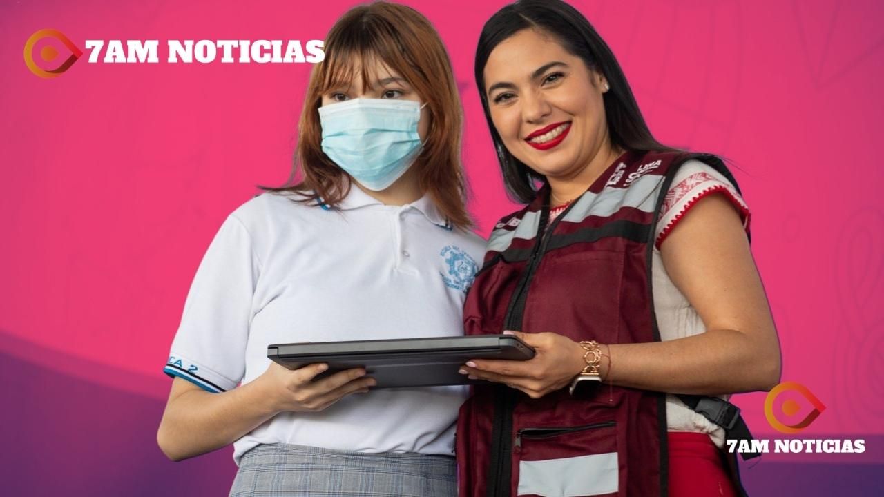 Indira entregó 379 computadoras gratuitas de 859 que otorgará a estudiantes de Coquimatlán