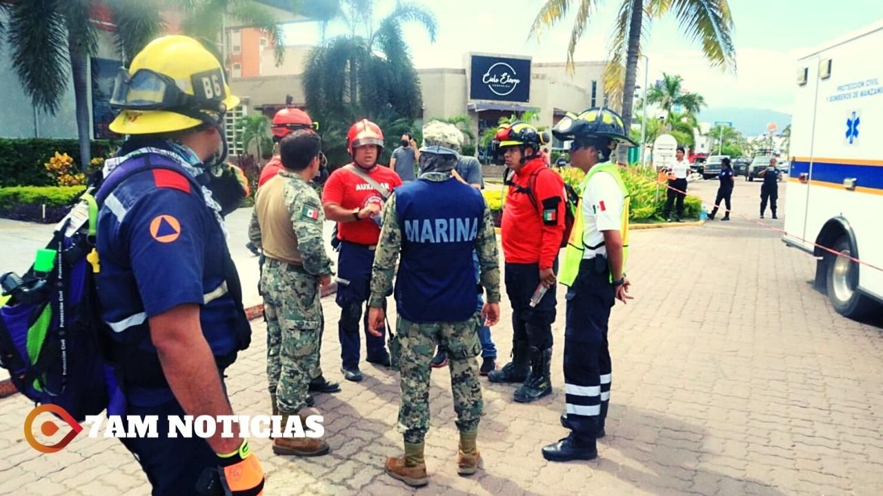 Protección Civil Manzanillo hace labores de búsqueda de vidas humanas en gimnasio colapsado