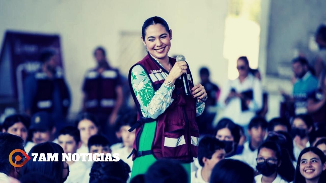 Estudiantes de Armería recibieron de manos de la gobernadora Indira Vizcaíno sus computadoras gratuitas