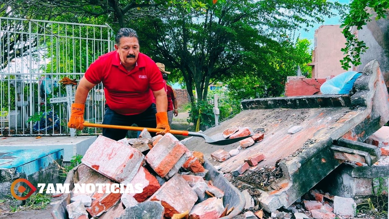 Ayuntamiento de Tecomán realiza brigada de limpieza general en el Panteón Municipal «De Dolores»