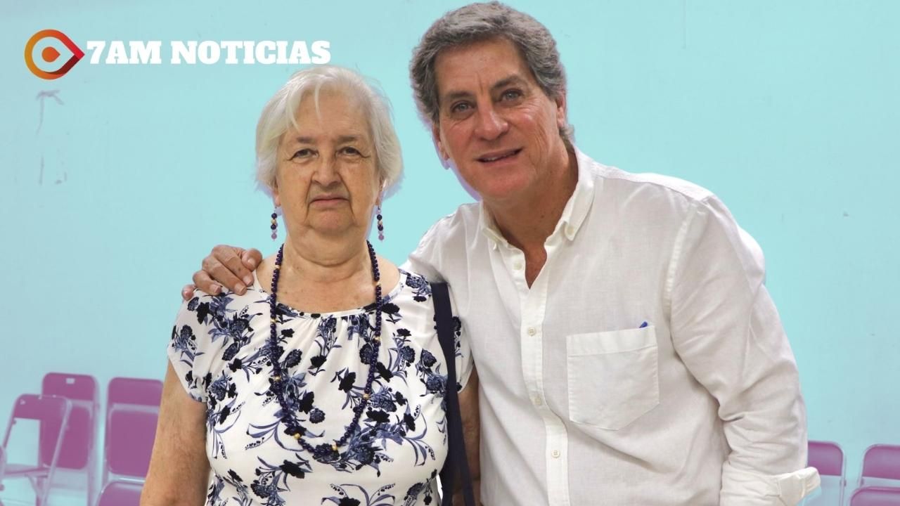 Elías Lozano toma protesta a la primer mujer cronista de Tecomán
