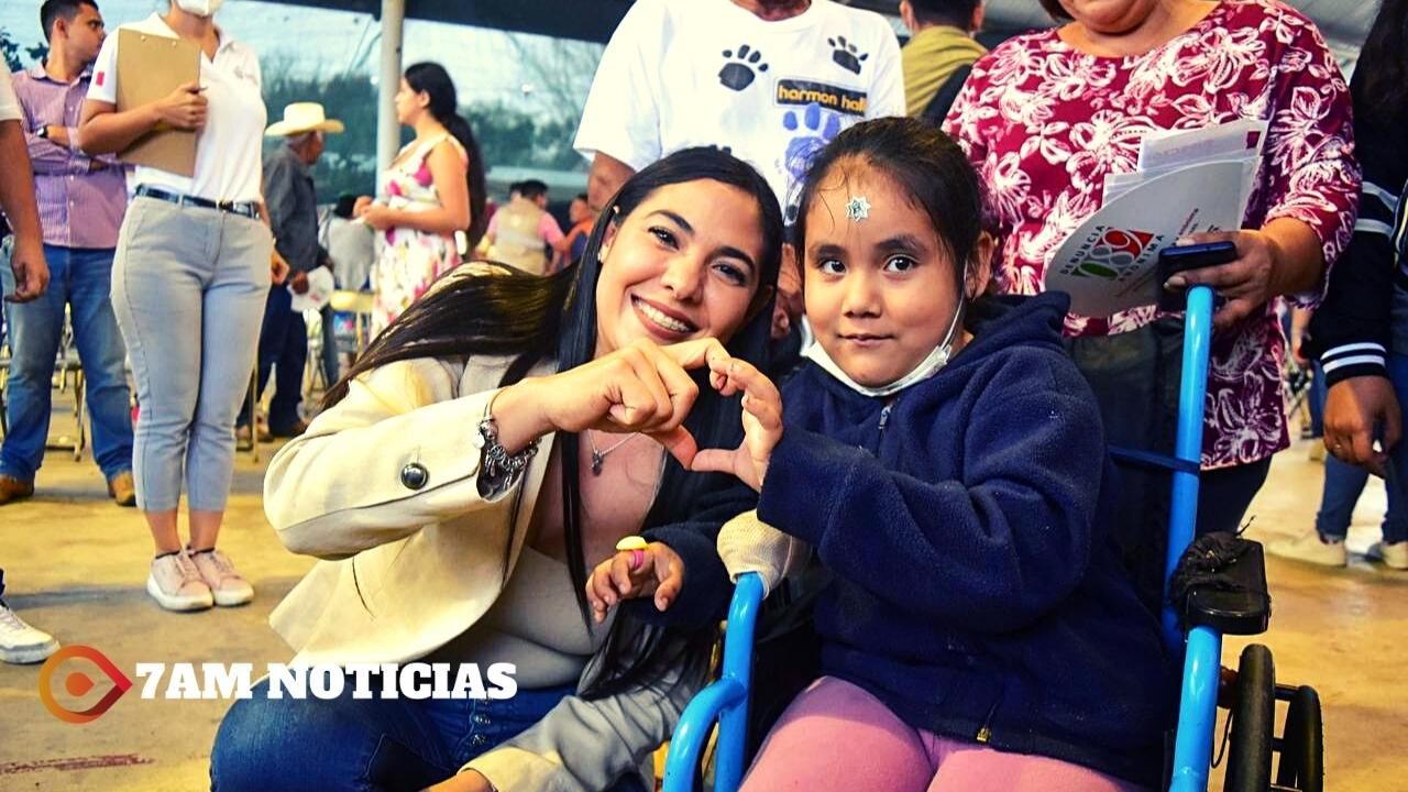 Indira celebra Diálogos Comunitarios en Cofradía de Suchitlán y entrega silla de ruedas a habitante de Zacualpan