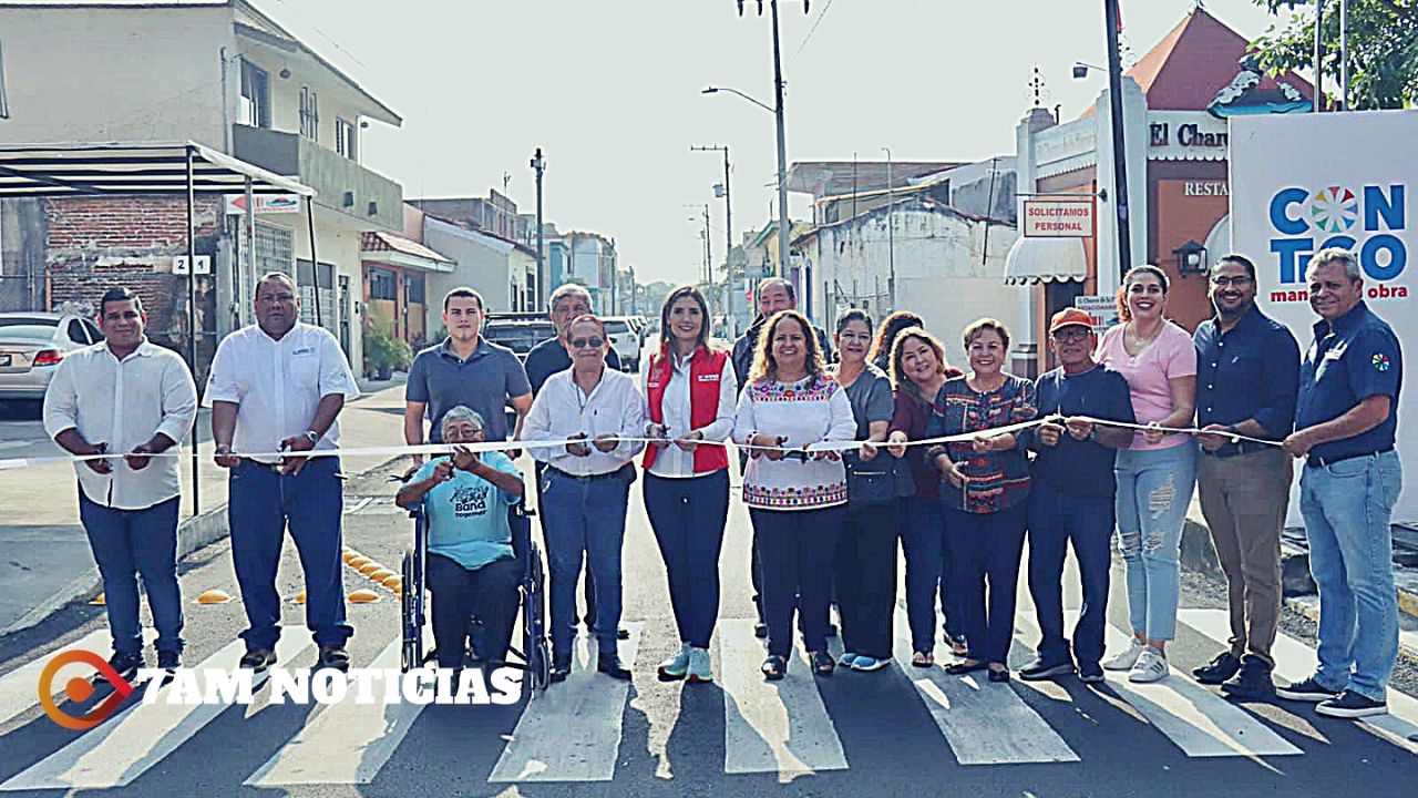 Entrega Margarita Moreno pavimentación de la calle 5 de mayo