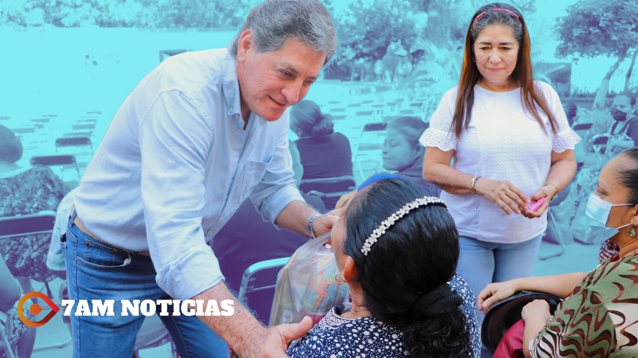 Elías Lozano continúa entregando apoyos sociales a familias tecomenses