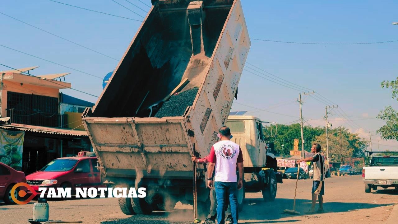 Repara diputado Armando Reyna baches sobre la carretera principal de Cofradía de Morelos