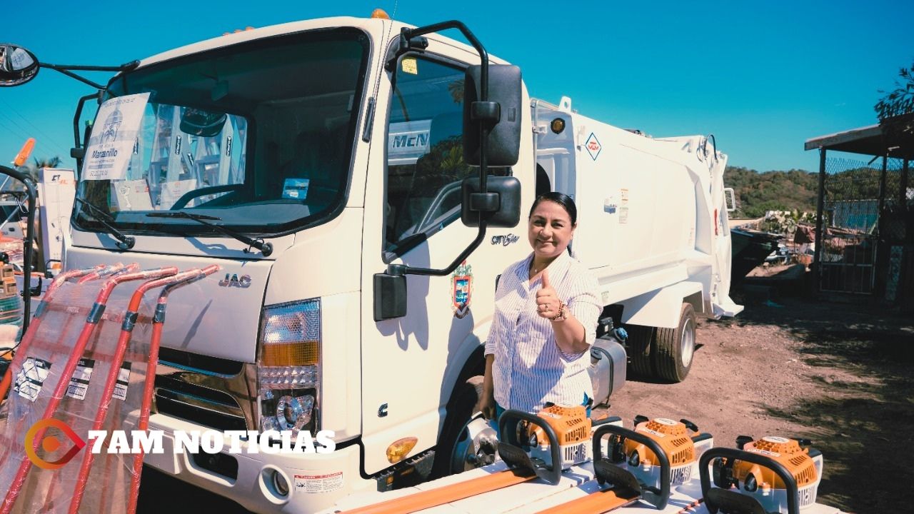 Griselda Martínez entrega nuevo camión compactador y herramientas para presentar mejores servicios públicos