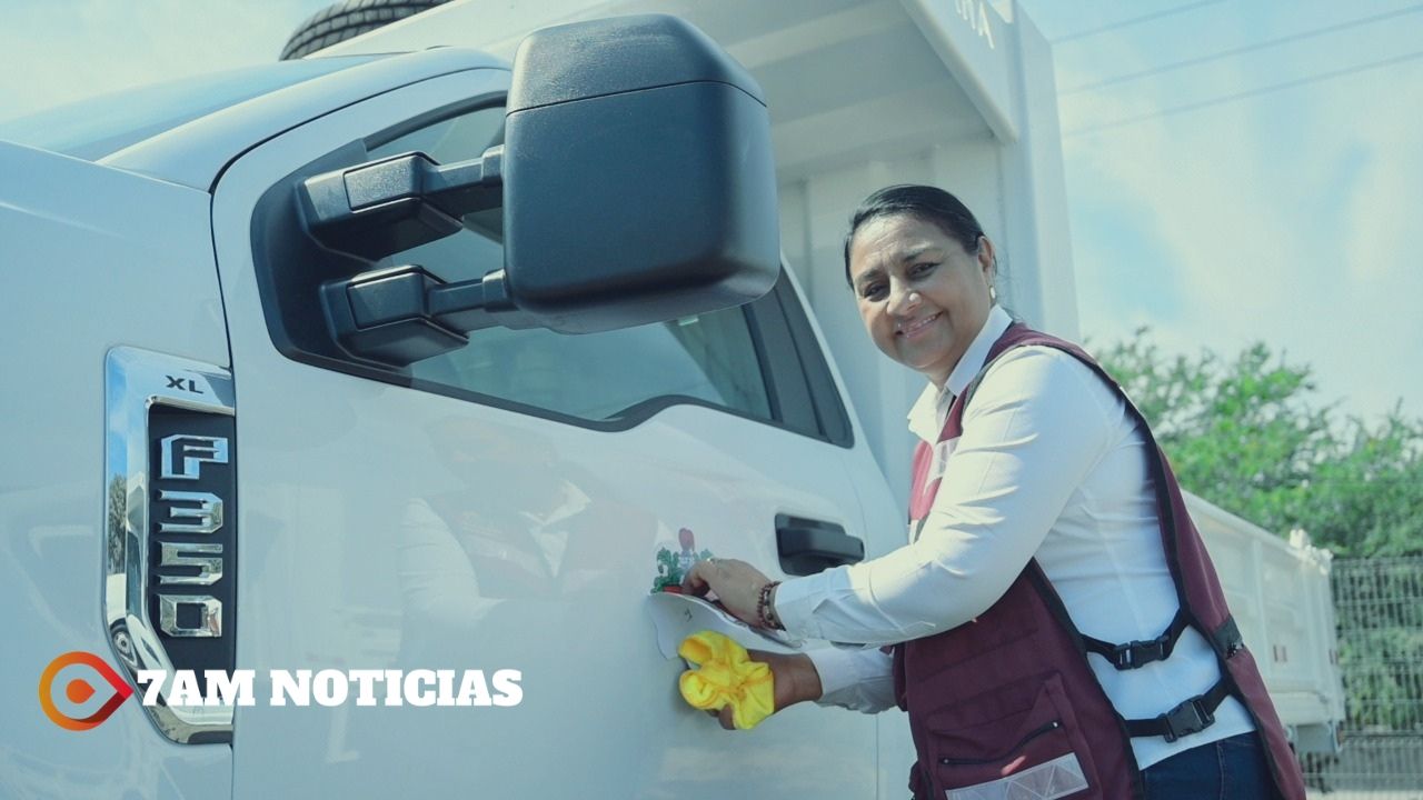 Presidenta de Manzanillo entrega 3 camionetas para fortalecimiento del área de Obras Públicas