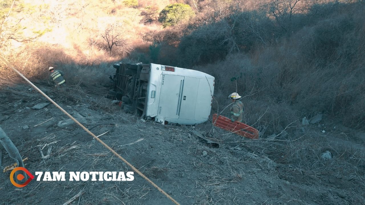 Autobús del Club Deportivo Villa de Álvarez tuvo un lamentable accidente en la carretera GDL-Tepic