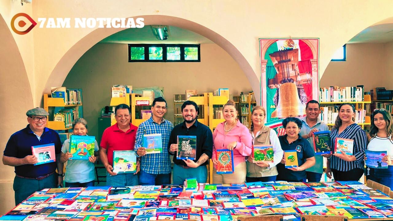 Cultura Colima entrega bibliografía SEP Centenario Bilingüe en Coquimatlán