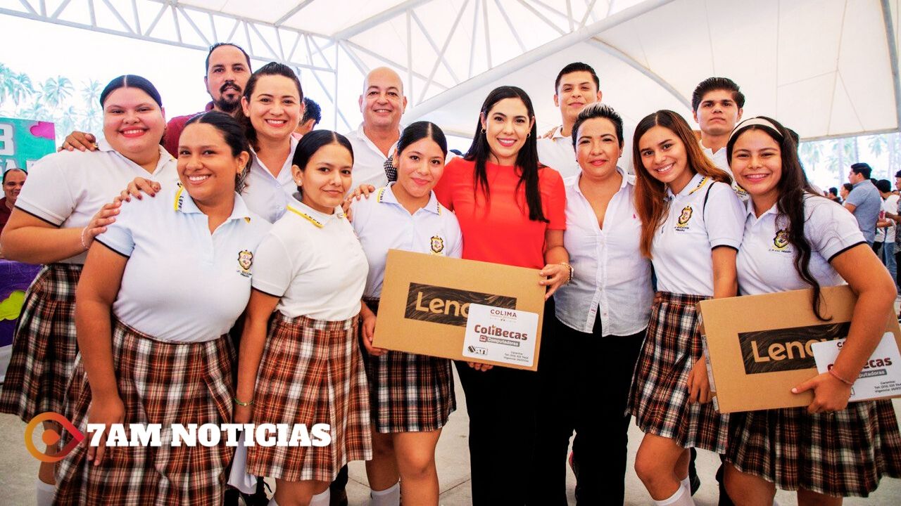 Casi 1,500 estudiantes de Isenco y UdeC en Tecomán recibieron sus laptops gratuitas