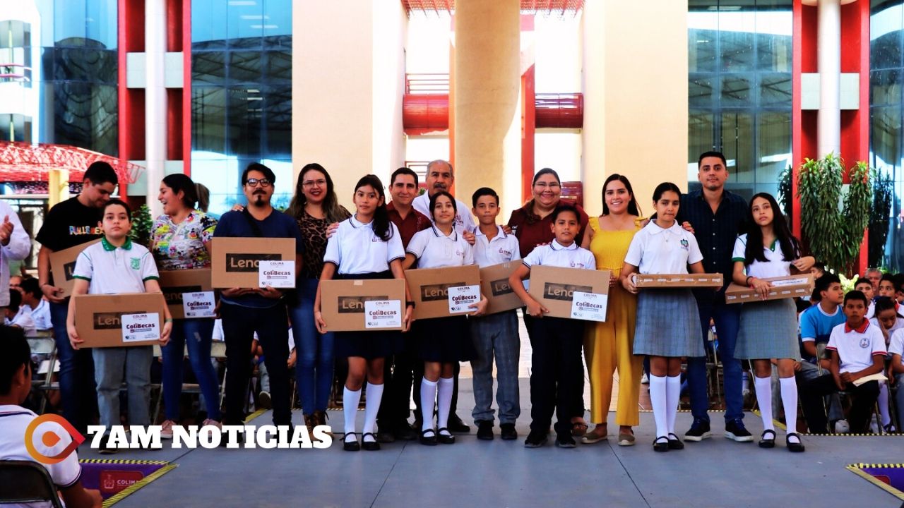 526 estudiantes de Colima, Comala y Villa de Álvarez recibieron computadoras gratuitas, este jueves