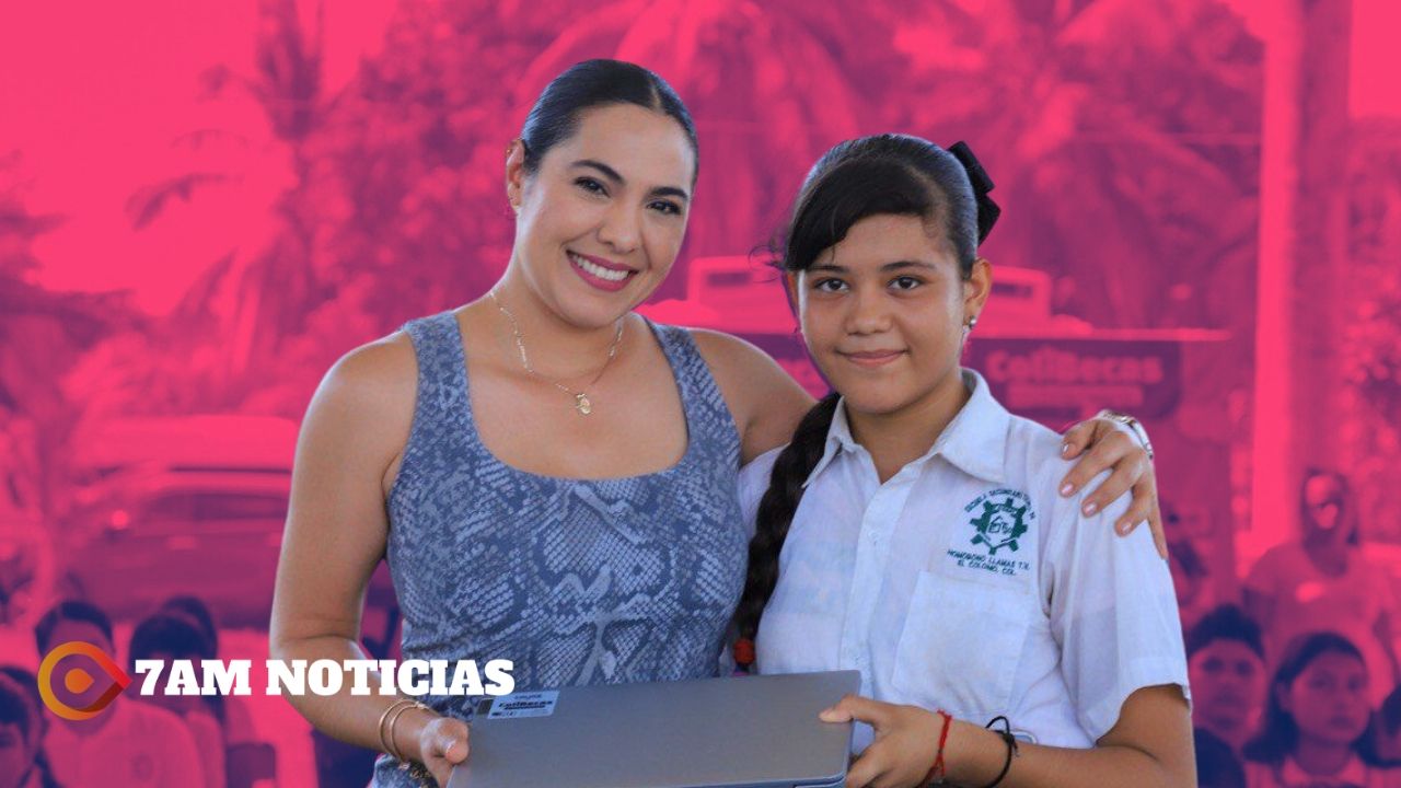 Estudiantes de secundarias de Manzanillo recibieron este miércoles sus laptops gratuitas por parte de la gobernadora