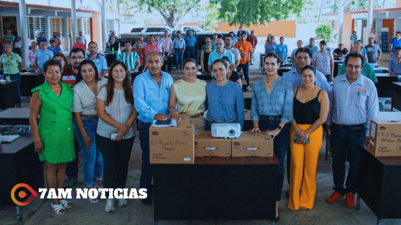 Indira entregó mobiliario digno en Secundaria Flores Magón, de Manzanillo