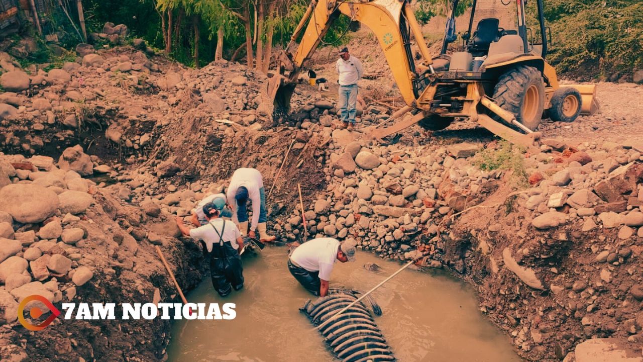 CIAPACOV trabaja en la reparación de colector en el Arroyo Pereyra en Colima
