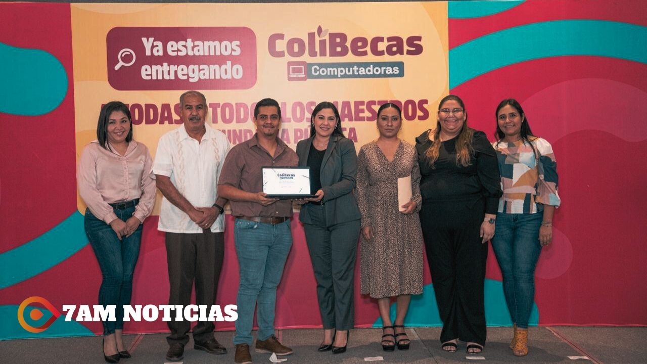 Docentes de secundaria de Comala y Coquimatlán reciben su ColiBeca Computadora de manos de la gobernadora