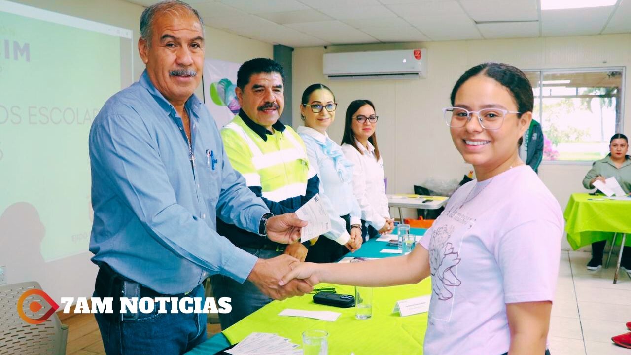Titular de Educación acompaña entrega de becas de Holcim México a estudiantes de Tecomán