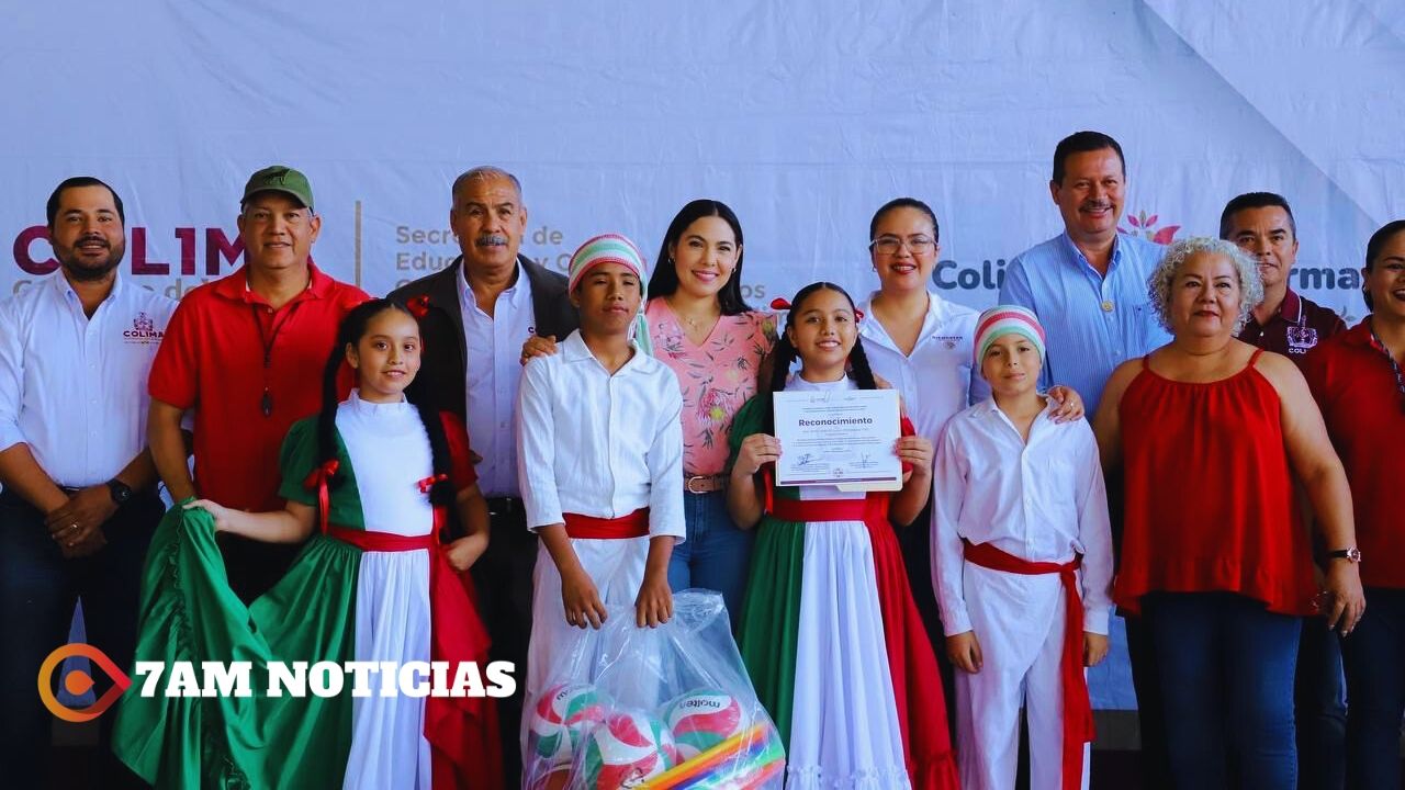 Indira entrega reconocimientos y material a quienes ganaron el concurso del desfile del 20 de Noviembre