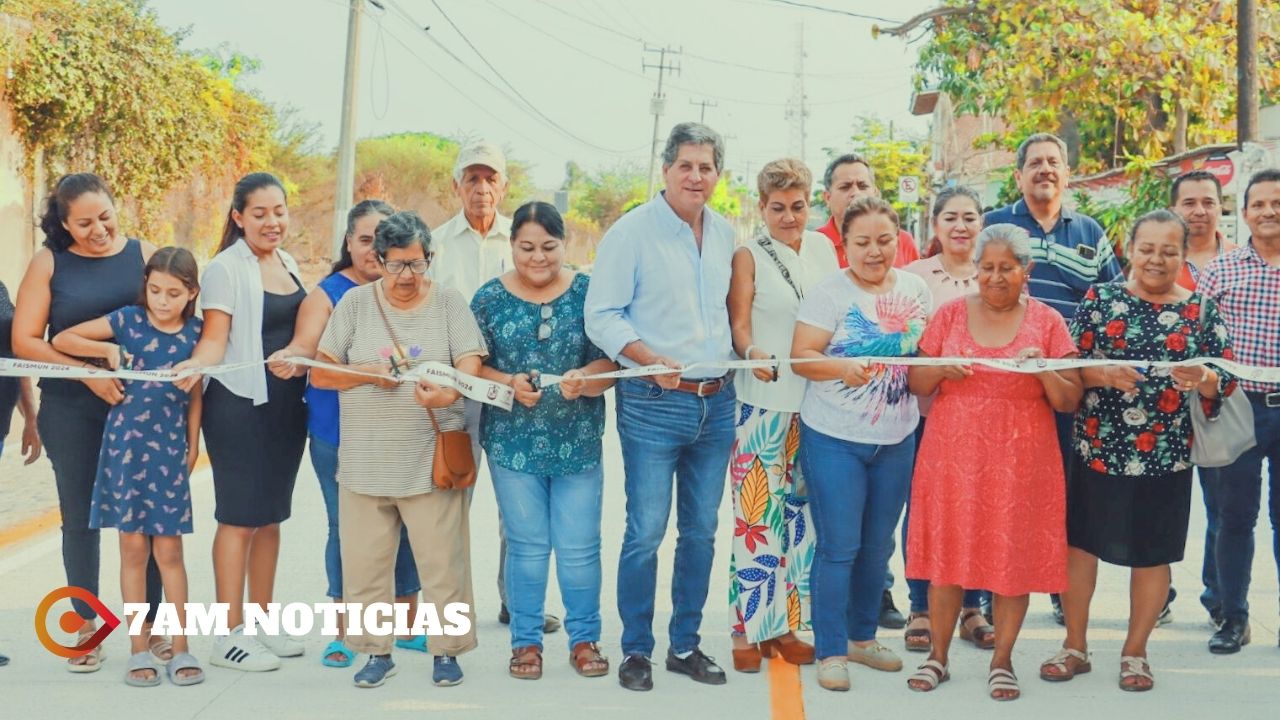 El Presidente Municipal de Tecomán, Elías Lozano, inauguró la obra de pavimentación a base de concreto hidráulico y drenaje en la calle Independencia
