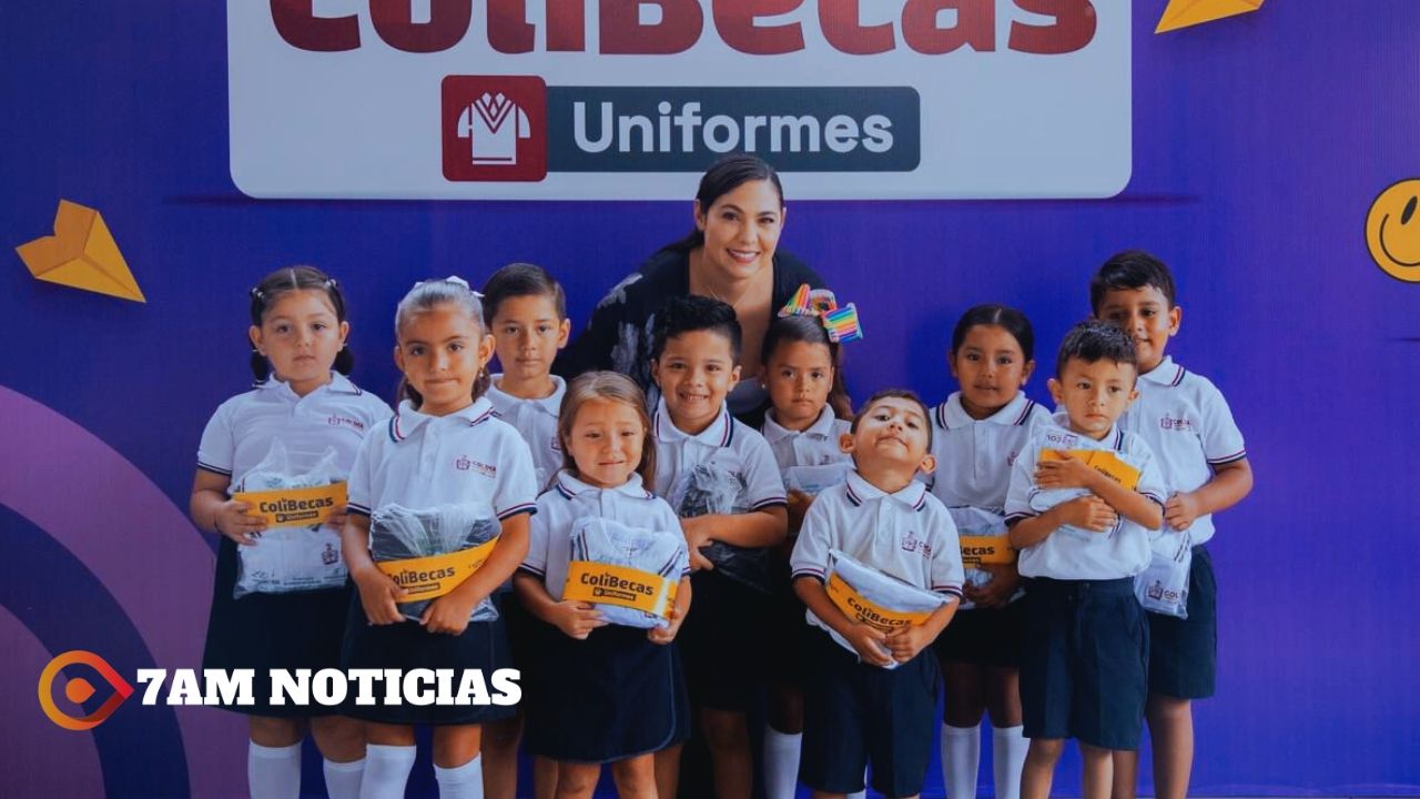 Gobierno Colima entregó ColiBecas-Uniformes a estudiantes de Minatitlán, este jueves