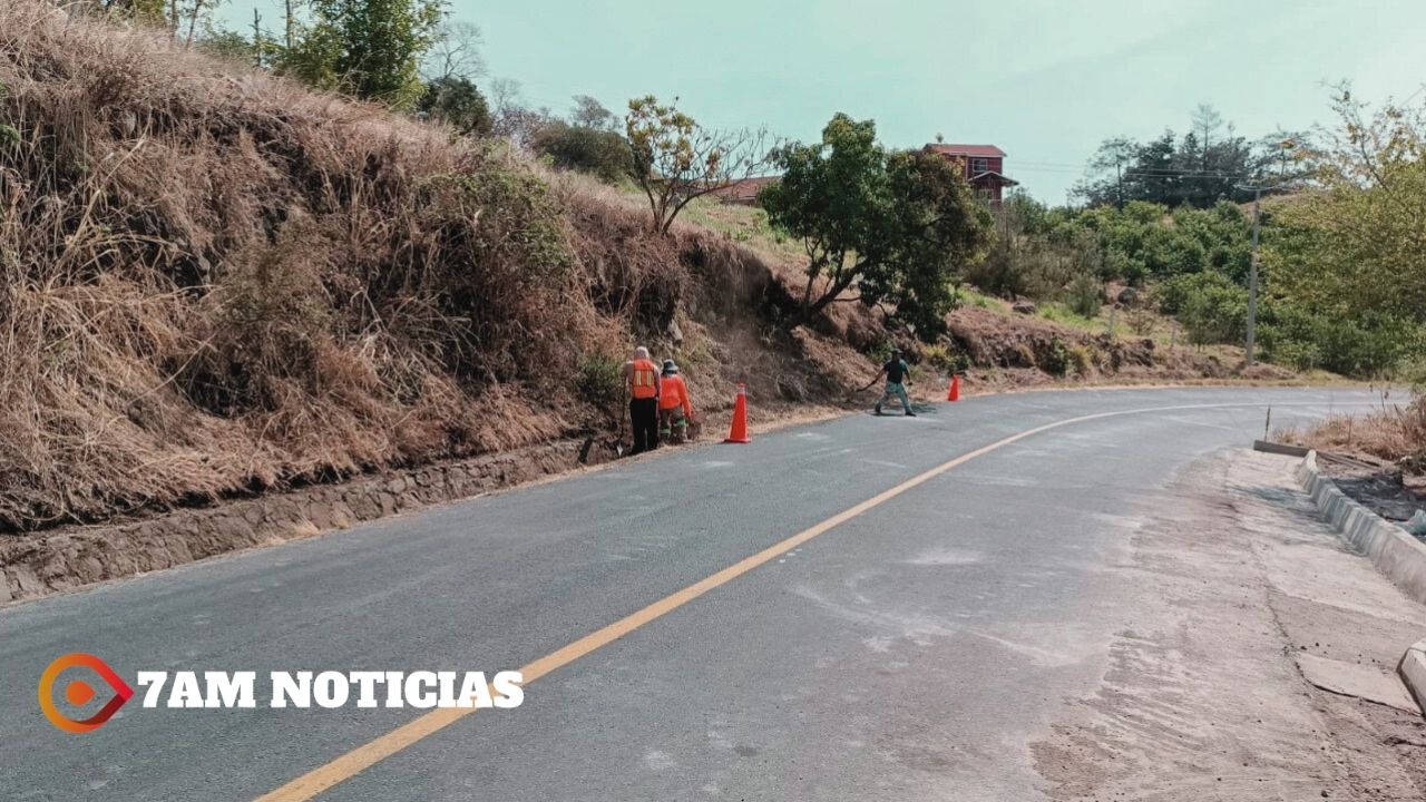 Seidum desazolva cunetas y limpia carreteras estatales de seis municipios de Colima