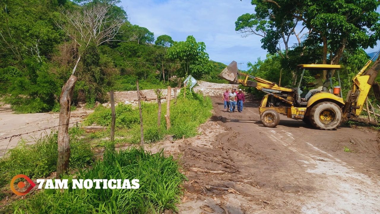 Trabaja Gobierno de Colima para habilitar paso a dos comunidades de Coquimatlán