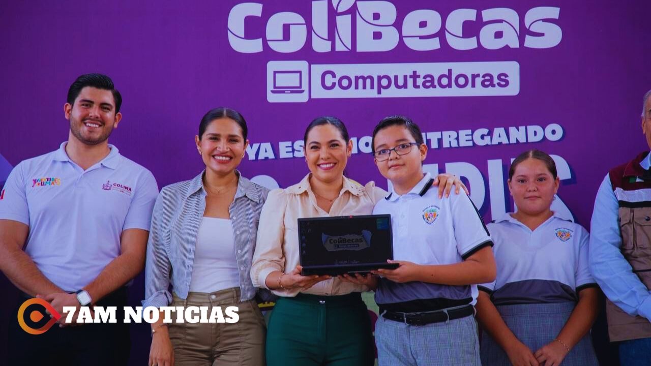 Gobierno de Colima sigue entregando laptops gratuitas; este martes la reciben más de 2 mil estudiantes de secundaria