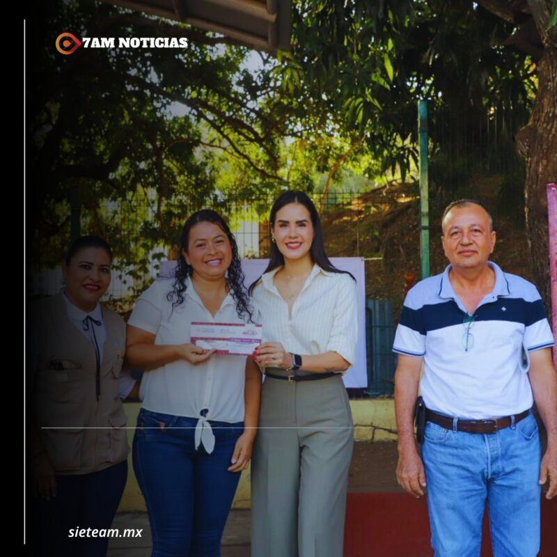 En México, Colima y Manzanillo, la educación es una prioridad: Rosi Bayardo en entrega de tarjetas de Beca Rita Cetina