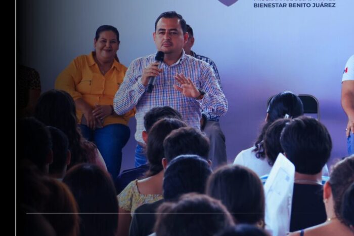 Julio León acompaña entregas de tarjetas y charla con jóvenes en Colima