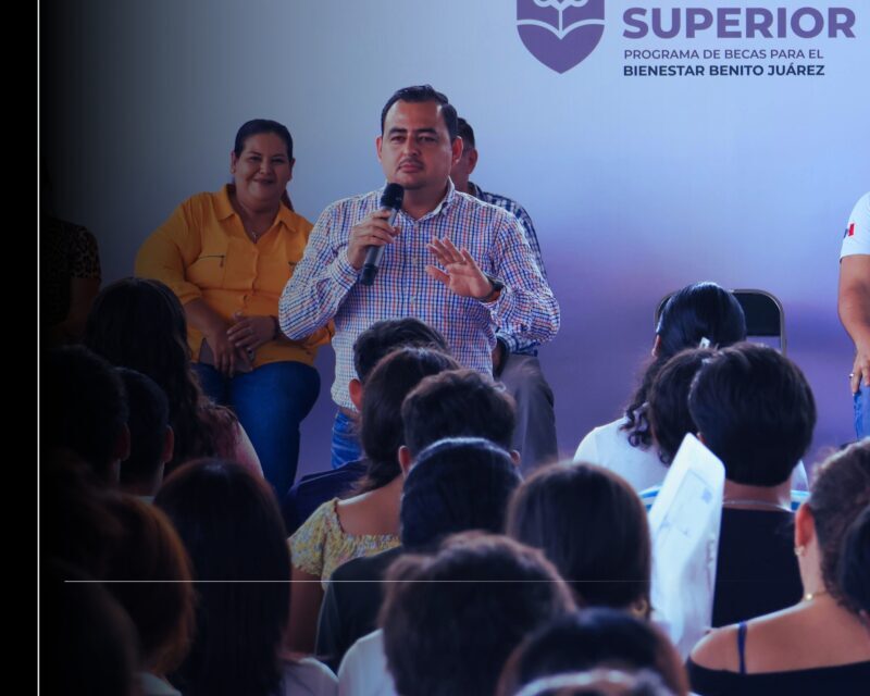 Julio León acompaña entregas de tarjetas y charla con jóvenes en Colima