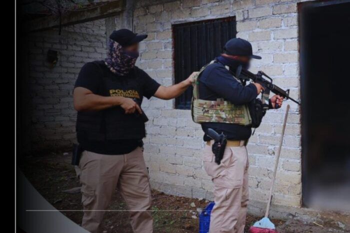 Asegura FGE arsenal y equipo táctico en cateo en El Pitayo