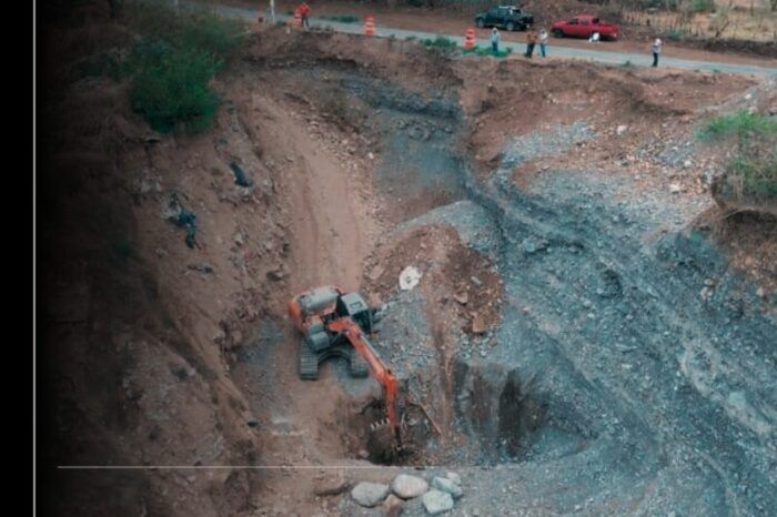 Atiende Gobierno del Estado de Colima socavón a un costado de la carretera Villa de Álvarez-Minatitlán