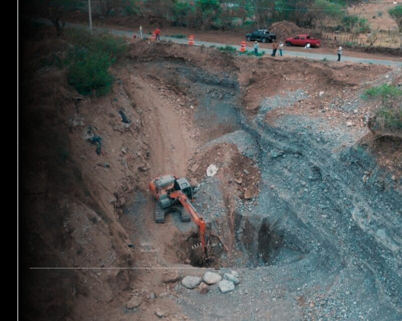 Atiende Gobierno del Estado de Colima socavón a un costado de la carretera Villa de Álvarez-Minatitlán