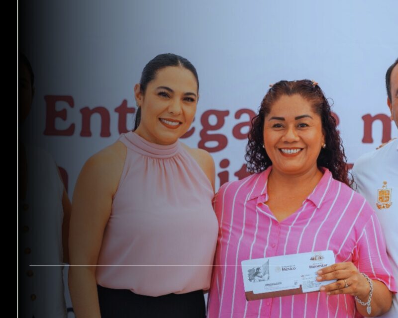 Gobernadora Indira Vizcaíno entrega cerca de 400 tarjetas bancarias de la Pensión para Personas con Discapacidad en Tecomán