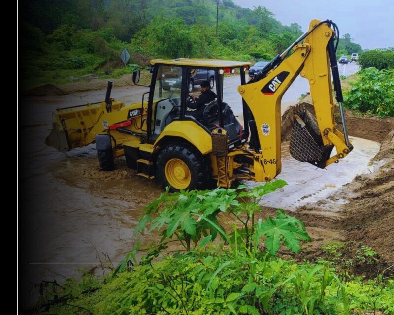 Se mantienen trabajos de desazolve y recolección de basura en Manzanillo