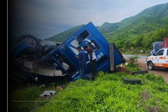 UEPC pide extremar precauciones por volcadura de tractocamión en autopista Colima-Manzanillo