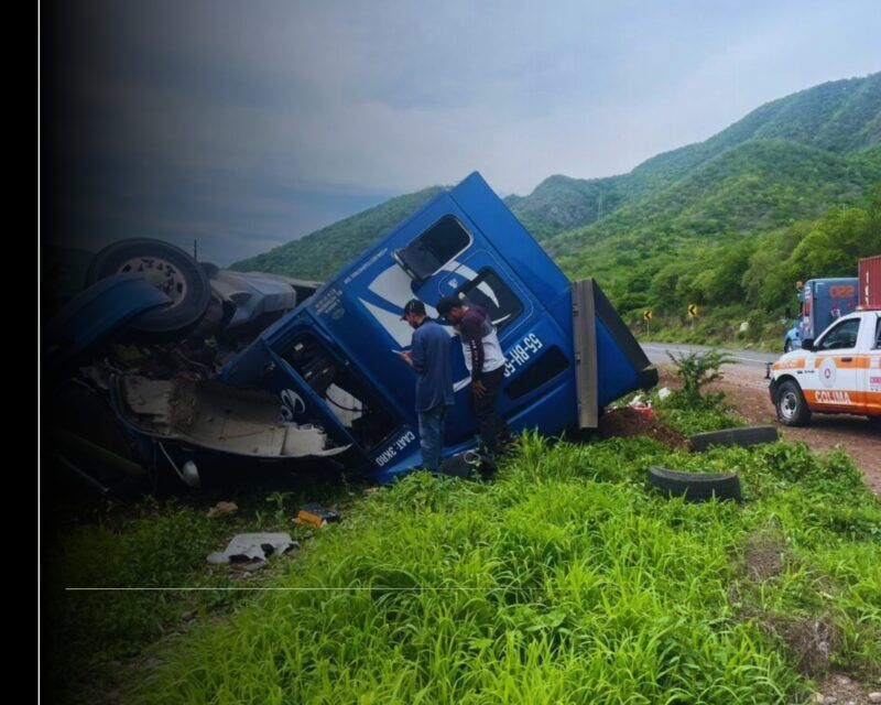 UEPC pide extremar precauciones por volcadura de tractocamión en autopista Colima-Manzanillo