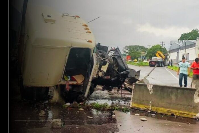 UEPC y CRUM atienden accidente de tractocamión en el Libramiento Ejército Mexicano; cerrada totalmente la vialidad de Colima a Guadalajara