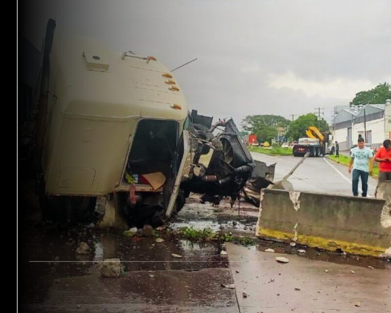 UEPC y CRUM atienden accidente de tractocamión en el Libramiento Ejército Mexicano; cerrada totalmente la vialidad de Colima a Guadalajara