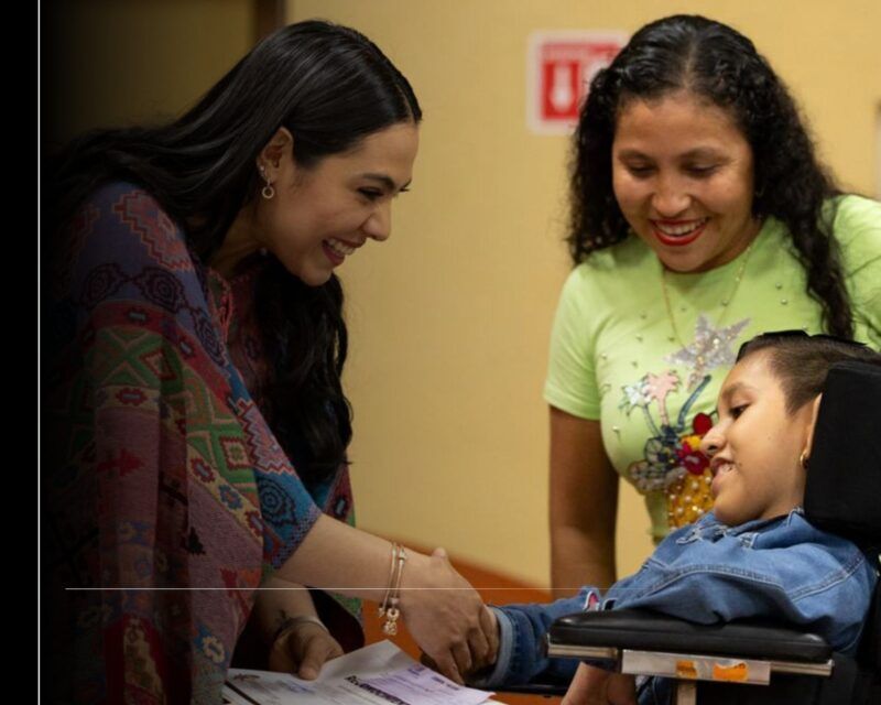 Gobernadora Indira Vizcaíno premia a estudiantes con mejores promedios en la Olimpiada del Conocimiento Infantil 2025